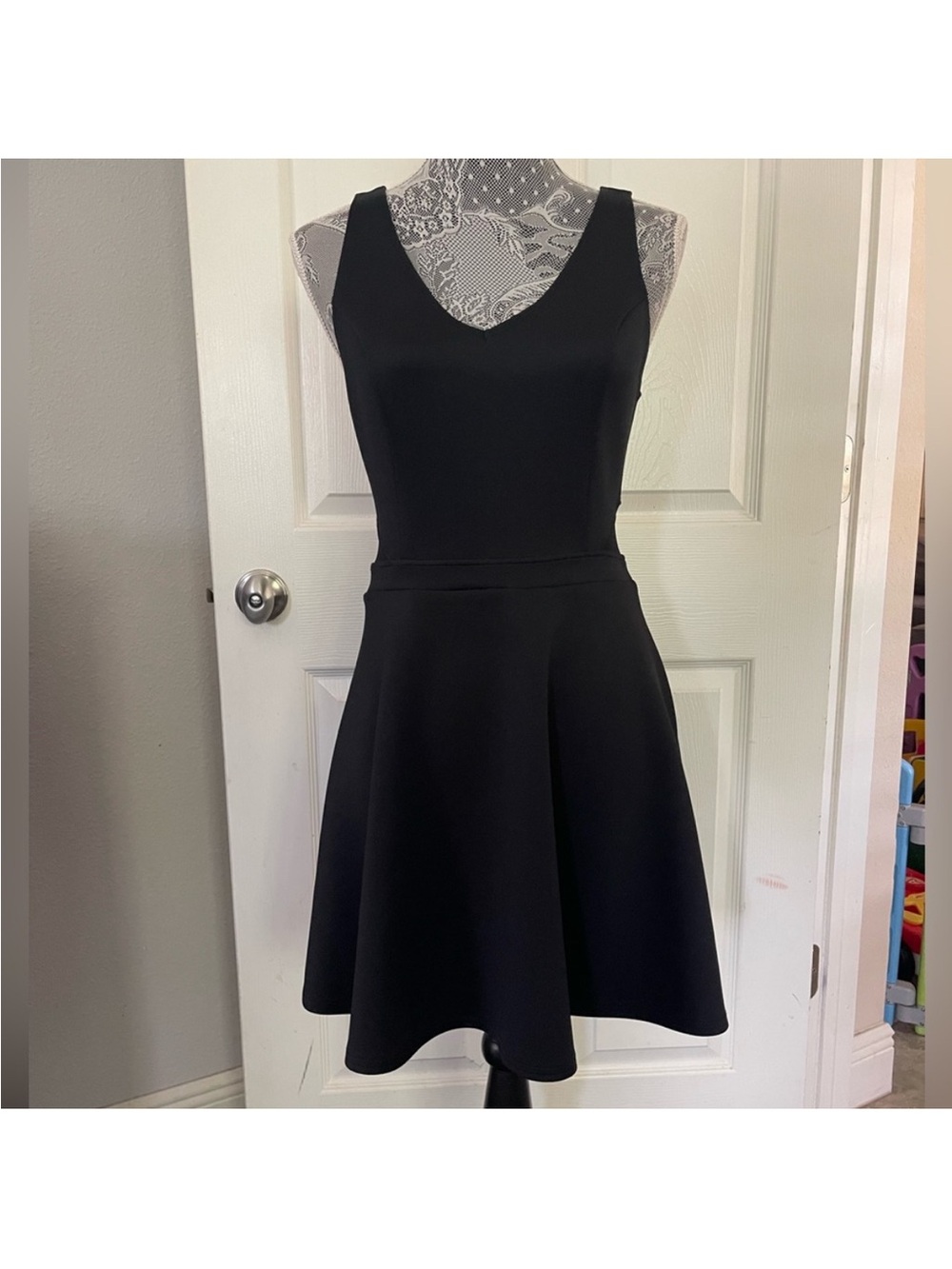 ABERCROMBIE & FITCH Black Sleeveless Mesh Cut Out Fit & Flare Dress Large V neck - Picture 11 of 12